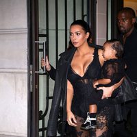 Kim Kardashian, Kanye West y North West en el desfile de Givenchy en la Semana de la Moda de París primavera/verano 2015