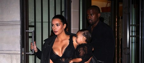 Kim Kardashian, Kanye West y North West en el desfile de Givenchy en la Semana de la Moda de París primavera/verano 2015