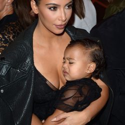 Kim Kardashian y North West haciendo pucheros en el desfile de Givenchy en la Semana de la Moda de París primavera/verano 2015