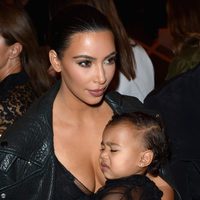 Kim Kardashian y North West haciendo pucheros en el desfile de Givenchy en la Semana de la Moda de París primavera/verano 2015