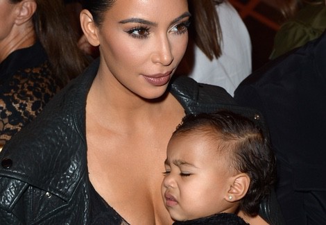 Kim Kardashian y North West haciendo pucheros en el desfile de Givenchy en la Semana de la Moda de París primavera/verano 2015