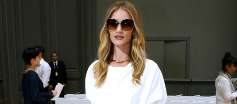 Rosie Huntington-Whiteley en el desfile de Chloé en la Semana de la Moda de París primavera/verano 2015