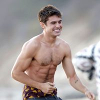 Zac Efron con el torso desnudo en la playa 'El Matador' de Malibú