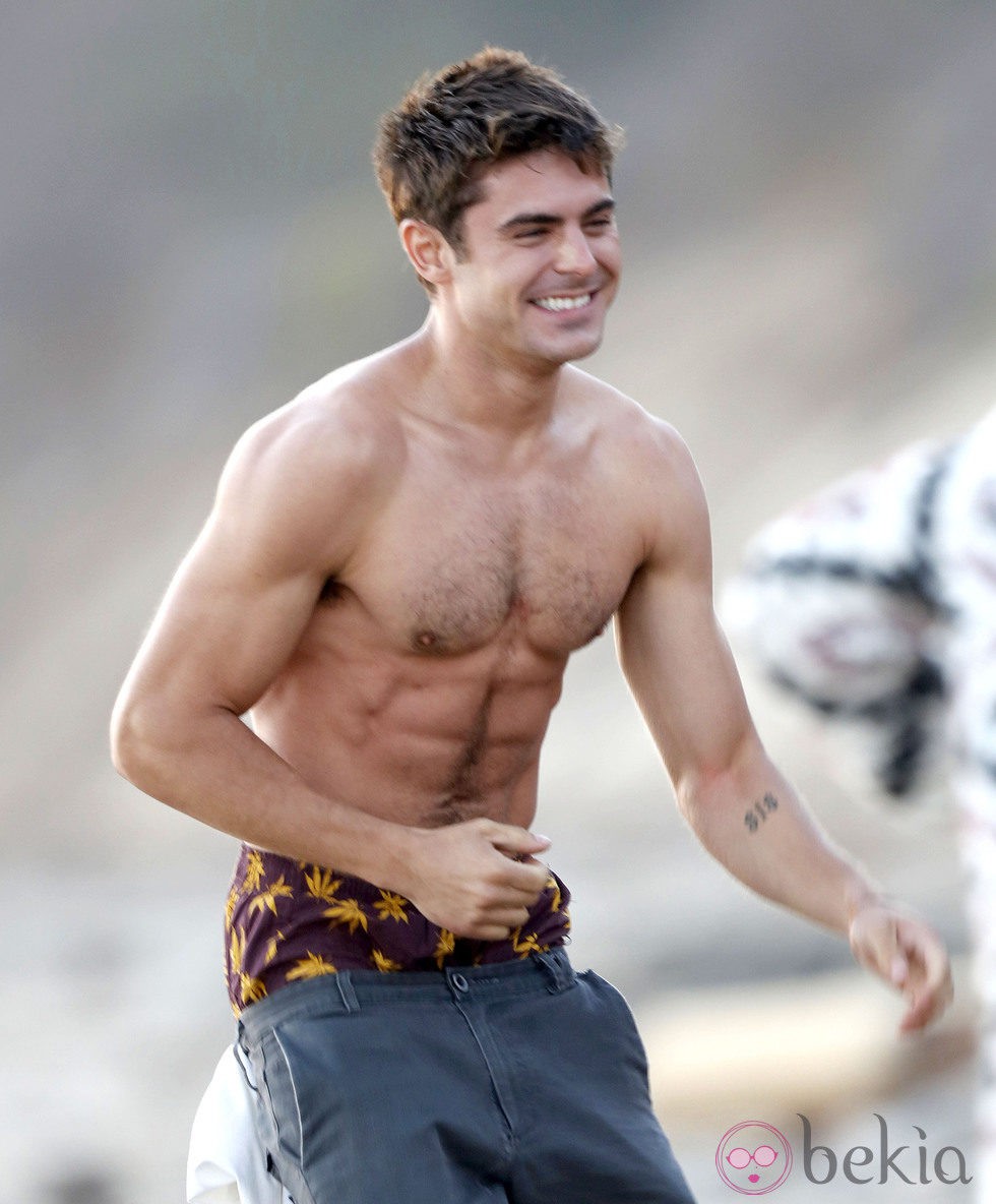 Zac Efron con el torso desnudo en la playa 'El Matador' de Malibú