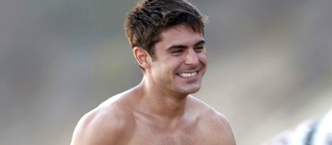 Zac Efron con el torso desnudo en la playa 'El Matador' de Malibú