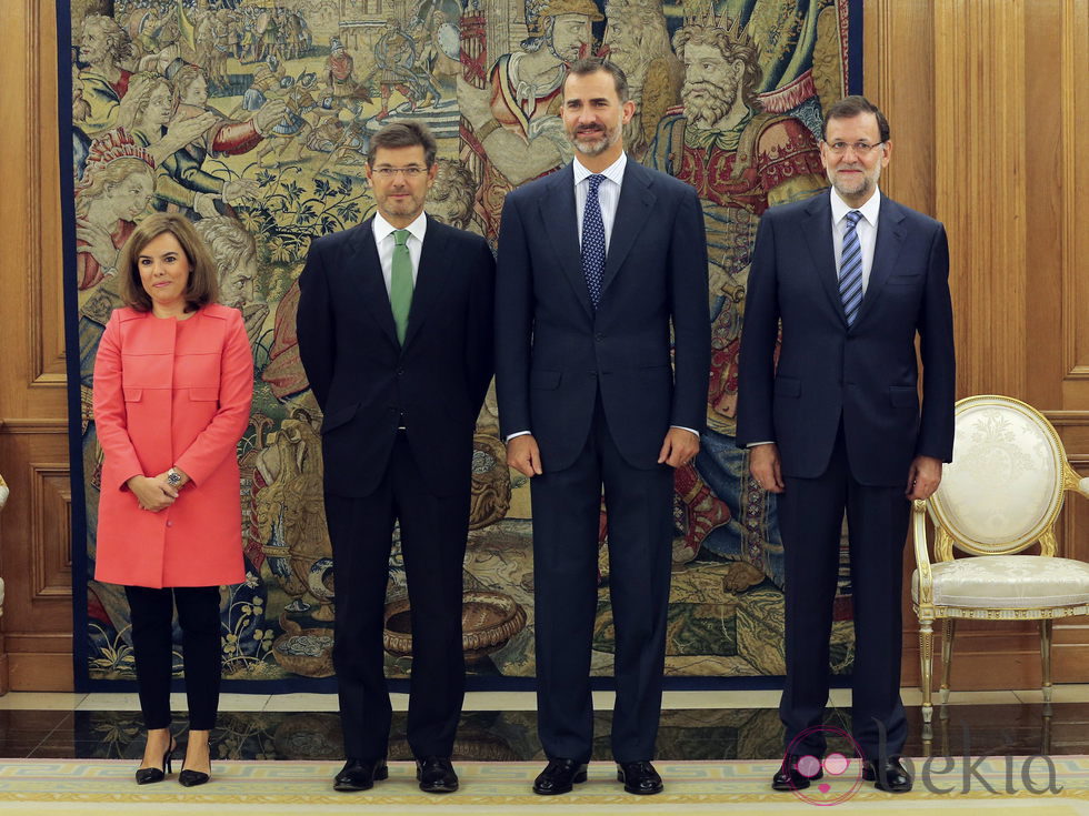 Rafael Catalá junto al Rey Felipe VI, a Mariano Rajoy y a Soraya Sáenz de Santamaría