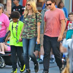 Heidi Klum y Vito Schnabel pasean su amor por Disneyland