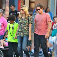 Heidi Klum y Vito Schnabel pasean su amor por Disneyland