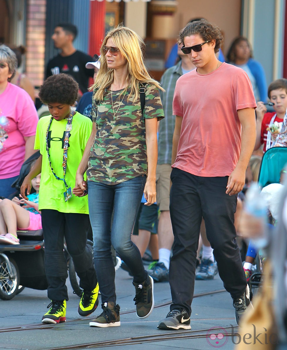 Heidi Klum y Vito Schnabel pasean su amor por Disneyland