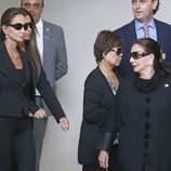 Isabel Preysler y su madre en el tanatorio de Miguel Boyer