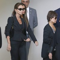 Isabel Preysler y su madre en el tanatorio de Miguel Boyer