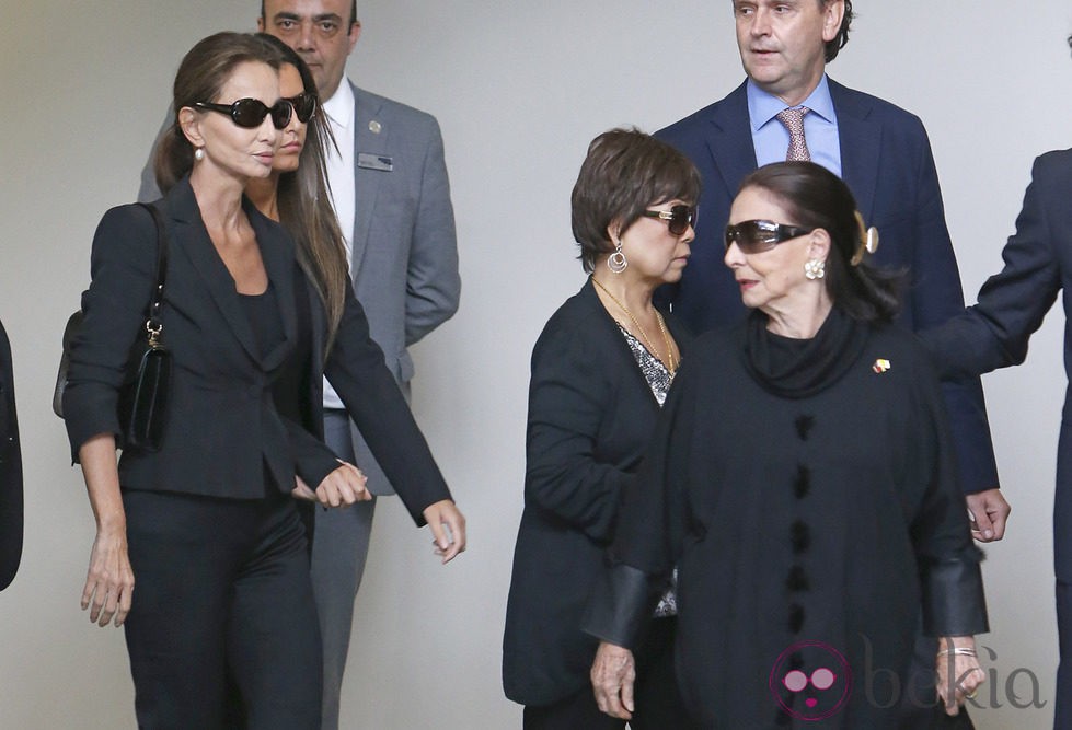 Isabel Preysler y su madre en el tanatorio de Miguel Boyer