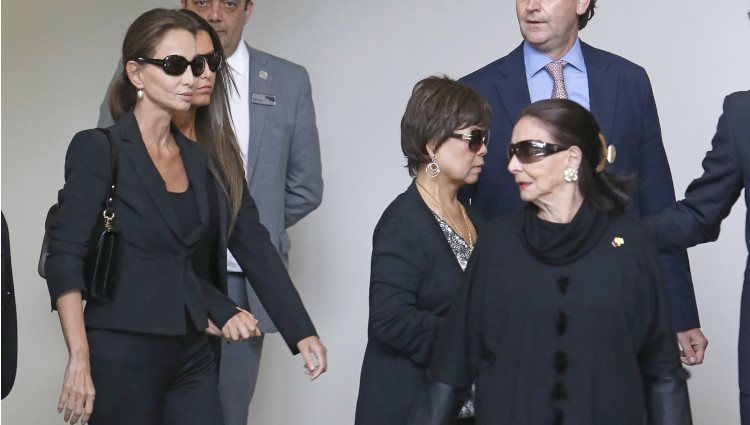 Isabel Preysler y su madre en el tanatorio de Miguel Boyer