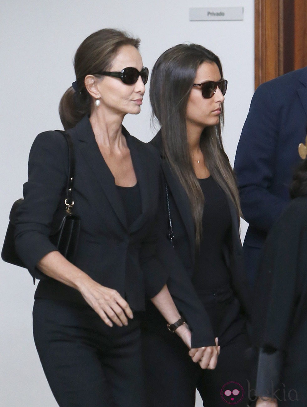 Isabel Preysler y Ana Boyer en el tanatorio de Miguel Boyer