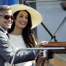 George Clooney y Amal Alamuddin abandonando Venecia tras su boda