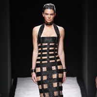 Kendall Jenner desfilando para Balmain en la Semana de la Moda de París primavera/verano 2015