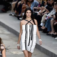 Kendall Jenner desfilando para Chanel en la Semana de la Moda de París primavera/verano 2015