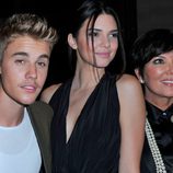 Justin Bieber, Kendall Jenner y Kris Jenner en una fiesta organizada en el marco de la Paris Fashion Week