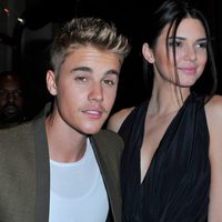 Justin Bieber, Kendall Jenner y Kris Jenner en una fiesta organizada en el marco de la Paris Fashion Week