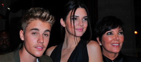 Justin Bieber, Kendall Jenner y Kris Jenner en una fiesta organizada en el marco de la Paris Fashion Week