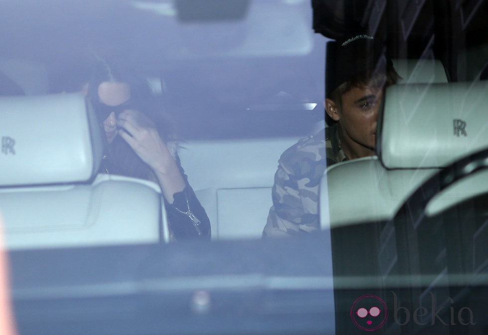 Justin Bieber y Kendall Jenner en el mismo coche en París tras una noche de fiesta