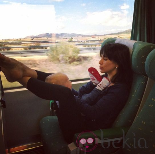 Hilaria Thomas haciendo yoga con su hija Carmen Gabriela en una tren rumbo a Murcia