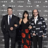 Alec Baldwin, Hilaria Thomas y Santiago Segura en los Premios Icon 2014