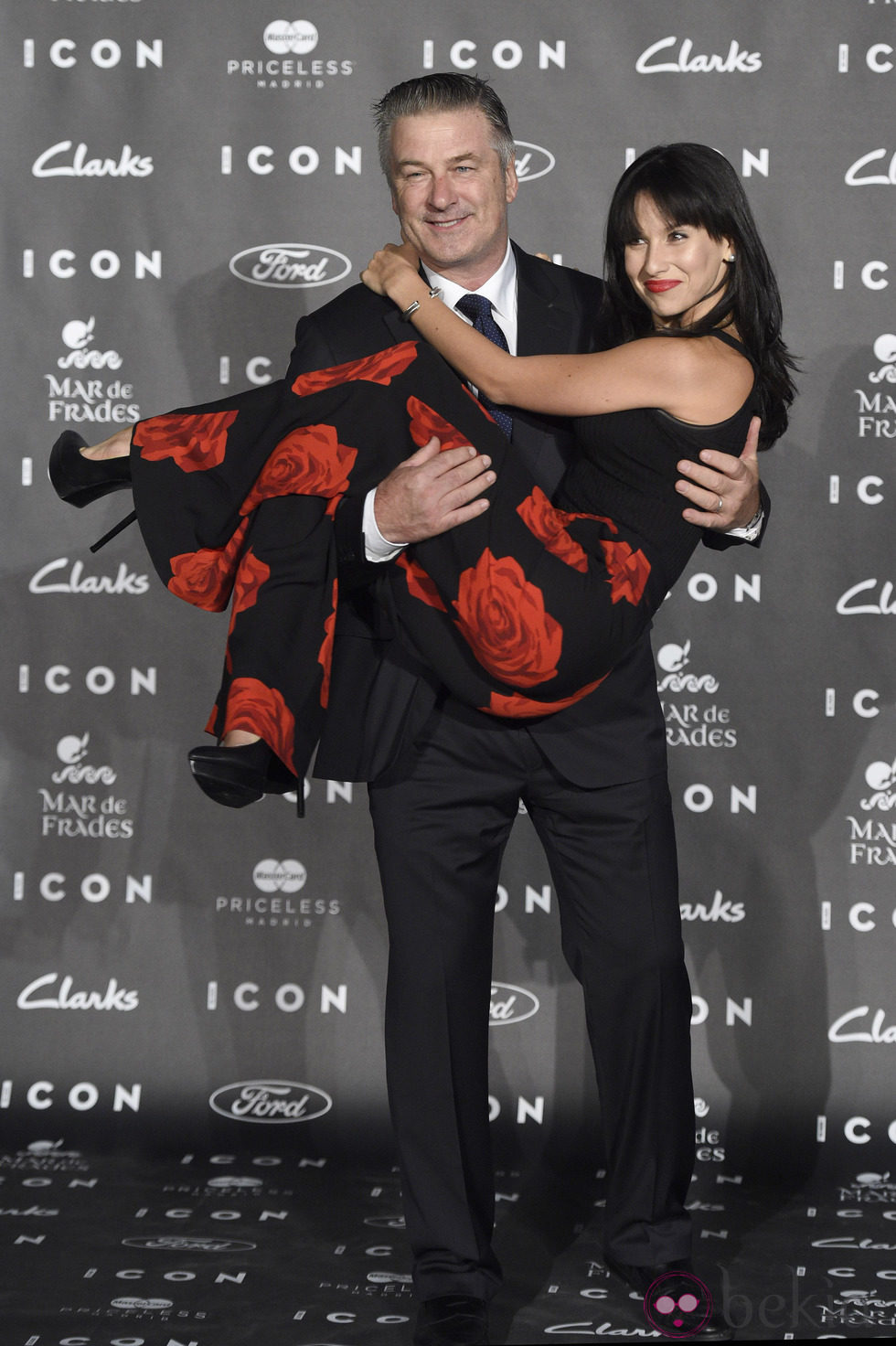 Alec Baldwin y su mujer Hilaria Thomas en los Premios Icon 2014