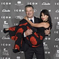 Alec Baldwin y su mujer Hilaria Thomas en los Premios Icon 2014