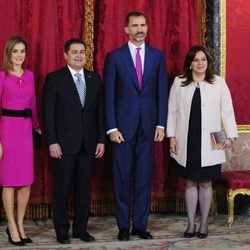 Los Reyes de España con el presidente de Honduras y su esposa en el Palacio Real