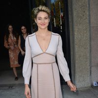 Shailene Woodley en el desfile de Miu Miu en la Semana de la Moda de París primavera/verano 2015