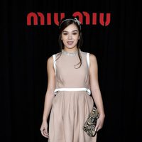 Hailee Steinfeld en el desfile de Miu Miu en la Semana de la Moda de París primavera/verano 2015