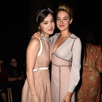 Hailee Steinfeld y Shailene Woodley en el desfile de Miu Miu en la Semana de la Moda de París primavera/verano 2015