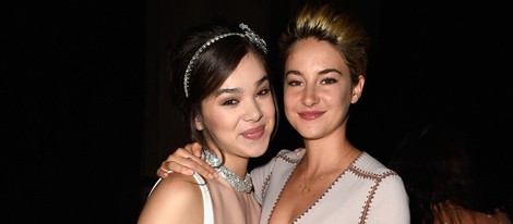 Hailee Steinfeld y Shailene Woodley en el desfile de Miu Miu en la Semana de la Moda de París primavera/verano 2015