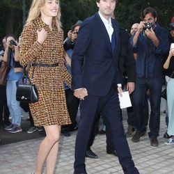 Natalia Vodianova y Antoine Arnault en el desfile de Louis Vuitton en la Semana de la Moda de París primavera/verano 2015