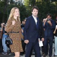 Natalia Vodianova y Antoine Arnault en el desfile de Louis Vuitton en la Semana de la Moda de París primavera/verano 2015