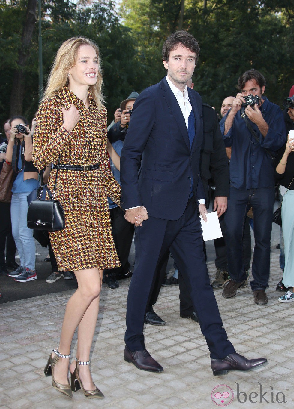 Natalia Vodianova y Antoine Arnault en el desfile de Louis Vuitton en la Semana de la Moda de París primavera/verano 2015