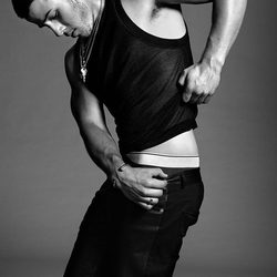 Nick Jonas se levanta la camiseta para Flaunt Magazine