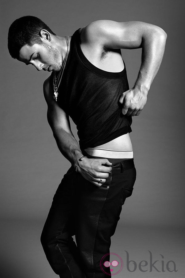 Nick Jonas se levanta la camiseta para Flaunt Magazine