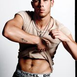 Nick Jonas enseña el ombligo y abdominales la revista Flaunt Magazine