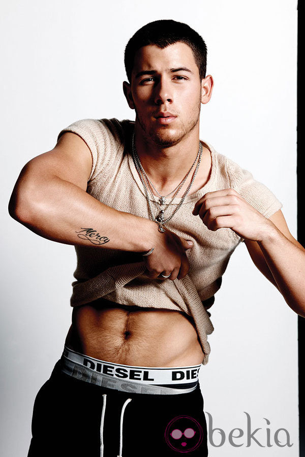 Nick Jonas enseña el ombligo y abdominales la revista Flaunt Magazine