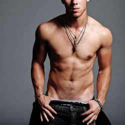 Nick Jonas enseña su torso desnudo para la revista Flaunt Magazine