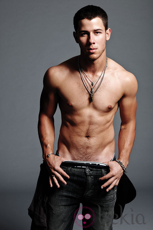 Nick Jonas enseña su torso desnudo para la revista Flaunt Magazine