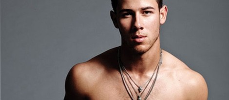 Nick Jonas enseña su torso desnudo para la revista Flaunt Magazine