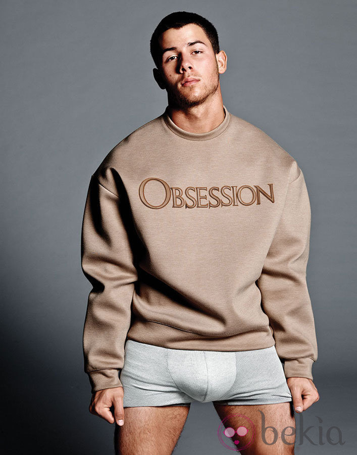 Nick Jonas con sudadera y en calzoncillos para Flaunt Magazine