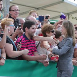 La Reina Letizia saluda a los ciudadanos de Zafra