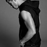 Nick Jonas con chaleco sin mangas para Flaunt Magazine