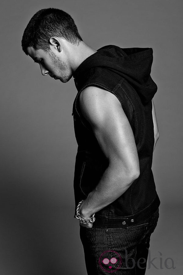 Nick Jonas con chaleco sin mangas para Flaunt Magazine