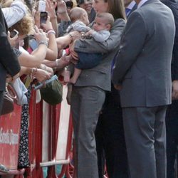 La Reina Letizia coge a unos bebés en Zafra