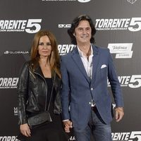 Poty y su mujer Isabel Navarro en el estreno de 'Torrente 5: Operación Eurovegas'